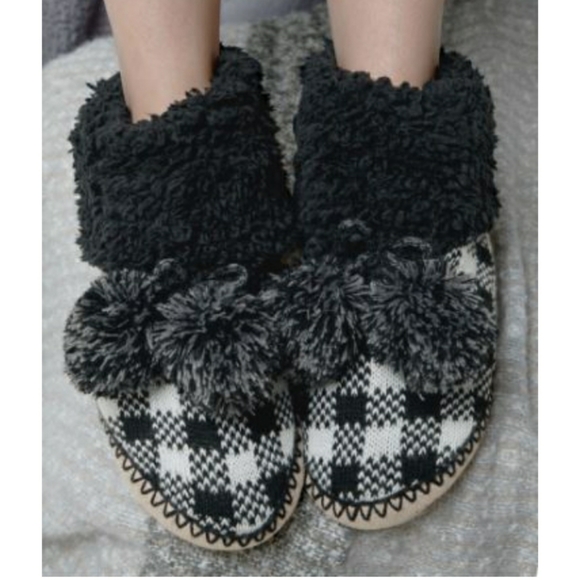 Buffalo Plaid Slippers in black - Picture 3 of 5
